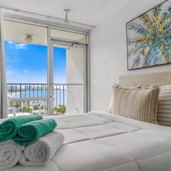 Beachfront Studio | 2 Queen Beds + Parking