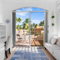 Studio w/ King Bed & Balcony