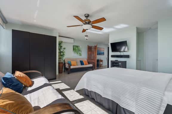Cozy 4-Guest Studio • Beach & Pool - Image 1