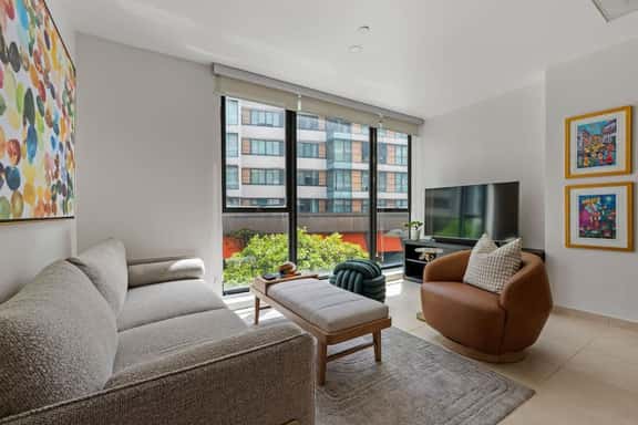 Modern Cuidadela Suite/ Wifi & Remote Work Desk - Image 1