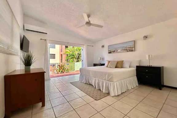 Tropical Casita Studio B w/King Bed StepsFromBeach - Image 1