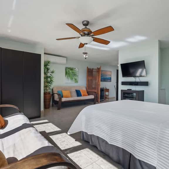 Cozy 4-Guest Studio • Beach & Pool - Image 1