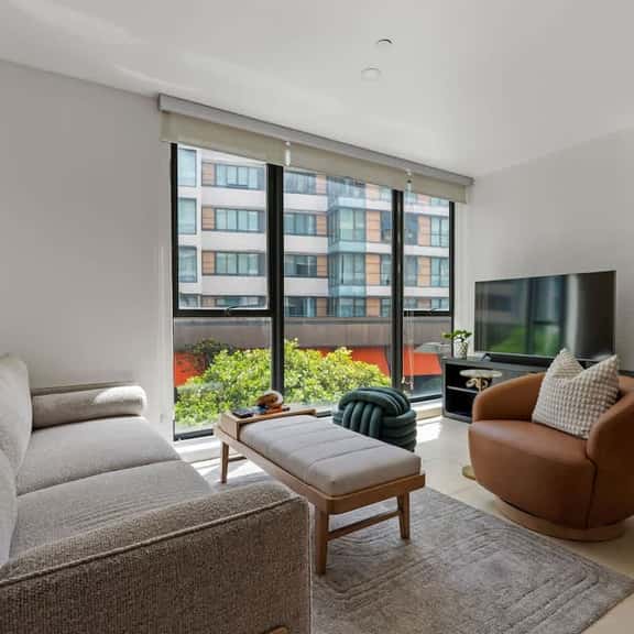 Modern Cuidadela Suite/ Wifi & Remote Work Desk - Image 1