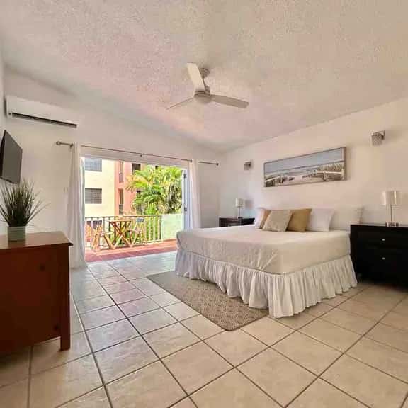 Tropical Casita Studio B w/King Bed StepsFromBeach - Image 1